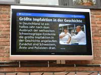 Der sonnenlichttauglich 70 Zoll Outdoormonitor der m.i.b GmbH hängt über dem Ausgang des Zoos. Der sonnenlichttauglich 70 Zoll Outdoormonitor der m.i.b GmbH hängt über dem Ausgang des Zoos.