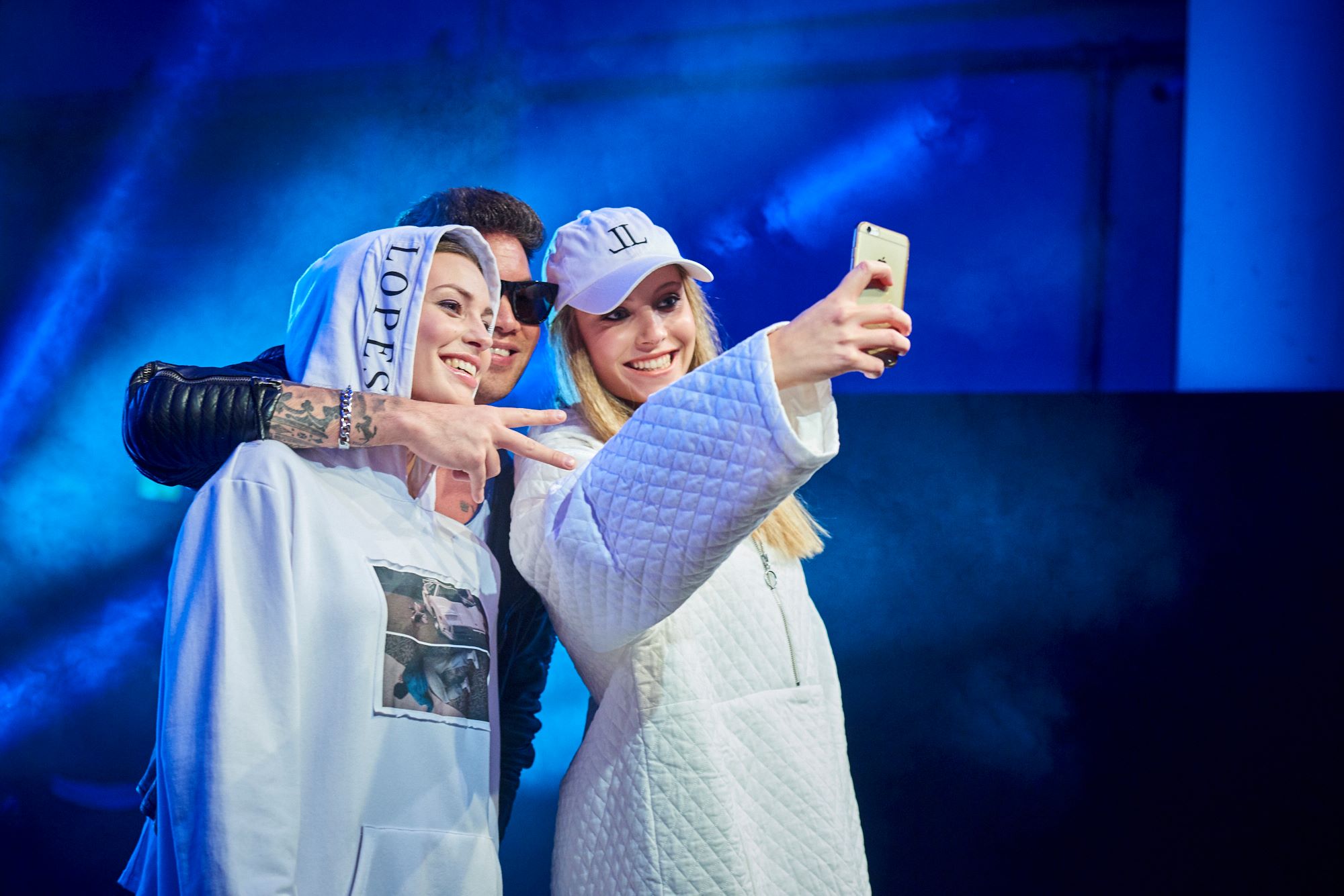 Models Maren& Mona c/o Model Pool machen ein Selfie mit Star-Rapper Kay One auf dem Laufsteg Models Maren& Mona c/o Model Pool machen ein Selfie mit Star-Rapper Kay One auf dem Laufsteg