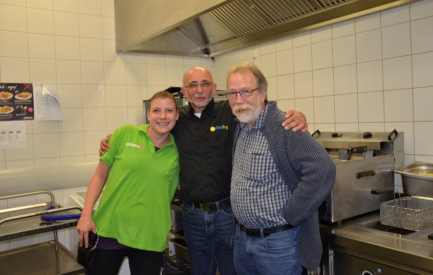 Der Filtafry-Service bringt gute Laune an die Fritteusen: hier mit D. Rabe (re.) bei mömax Wiesbaden Der Filtafry-Service bringt gute Laune an die Fritteusen: hier mit D. Rabe (re.) bei mömax Wiesbaden