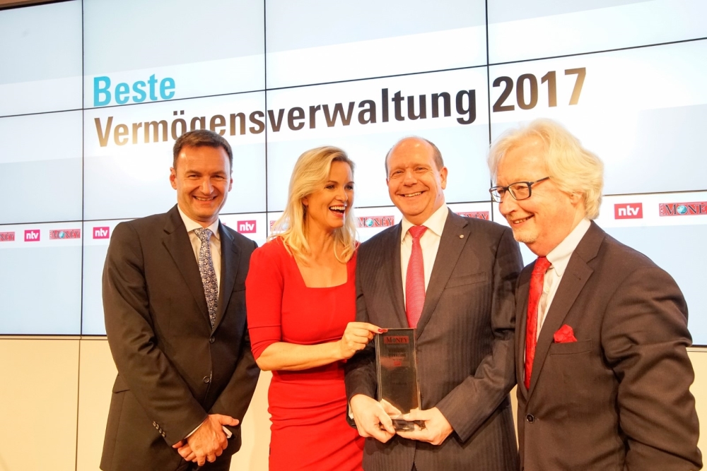 Die Sutor Vermögensberater bei der Preisverleihung (Bildquelle: @Stefan Maria Rother) Die Sutor Vermögensberater bei der Preisverleihung (Bildquelle: @Stefan Maria Rother)