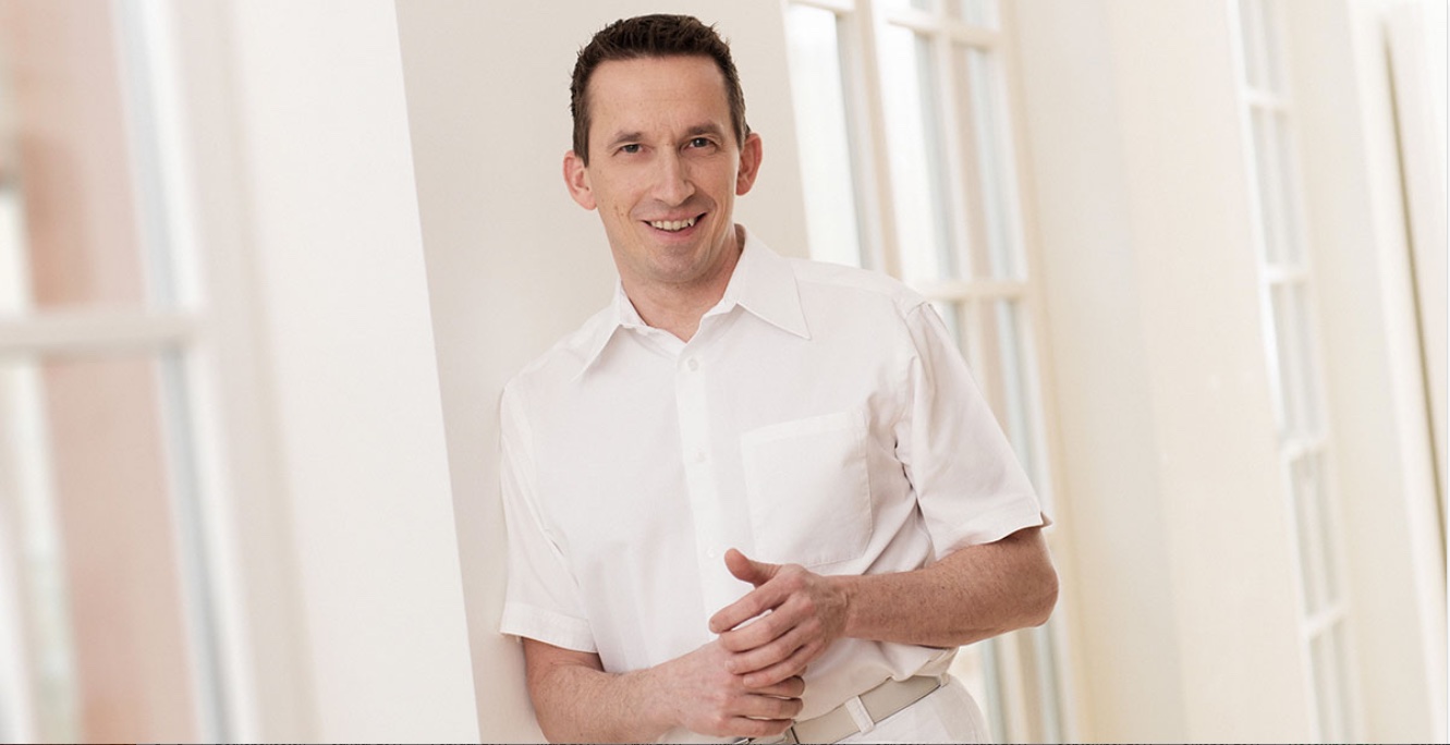 Dr. med. dent. Beschnidt: Weiße Zähne haben eine enorme Auswirkung.