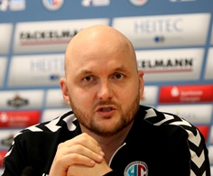 (Foto: HJKrieg, hl-studios, Erlangen): HCE-Tainer Eyjolfsson freut sich auf die ARENA (Foto: HJKrieg, hl-studios, Erlangen): HCE-Tainer Eyjolfsson freut sich auf die ARENA