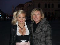 Anke Pöhlmann (rechts) mit dem 250. Mitglied, Caro Alexandra Geist Anke Pöhlmann (rechts) mit dem 250. Mitglied, Caro Alexandra Geist