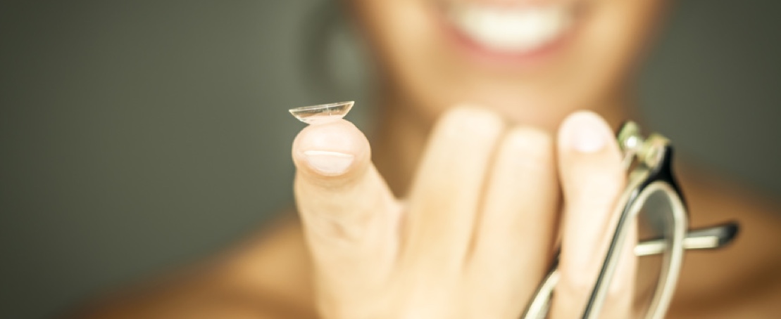 Kontaktlinsen sollten durch einen Facharzt angepasst werden. (Bildquelle:©benik.at?Fotolia.com)