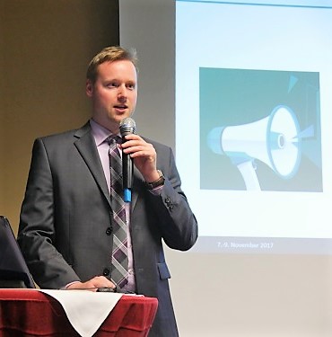 Thomas Blumenhoven beim Vortrag auf den 26. Windenergietagen in Warnemünde Thomas Blumenhoven beim Vortrag auf den 26. Windenergietagen in Warnemünde