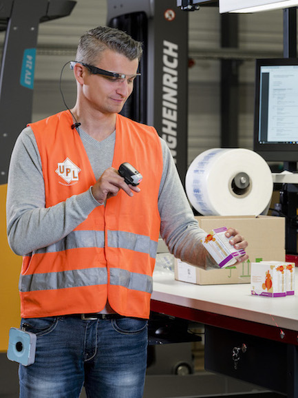 Niederlassungsleiter Josef Merle demonstriert das Zusammenspiel von Datenbrille und Ringscanner. Niederlassungsleiter Josef Merle demonstriert das Zusammenspiel von Datenbrille und Ringscanner.