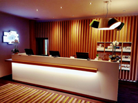 Offen, einladend und mit vielfältigen Innovationen: die neue Lobby im Holiday Inn Düsseldorf - Hafen