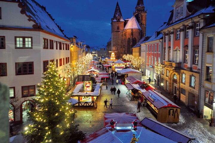 Der Ansbacher Weihnachtsmarkt erstrahlt in schönstem Winter- und Lichterglanz. (Bildquelle: epr/Stad
