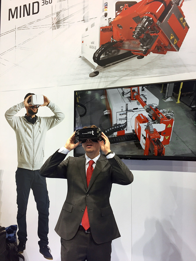 Per VR-Brille konnten die Messebesucher der Fabtech die transfluid-Rohrbearbeitungsmaschinen erleben