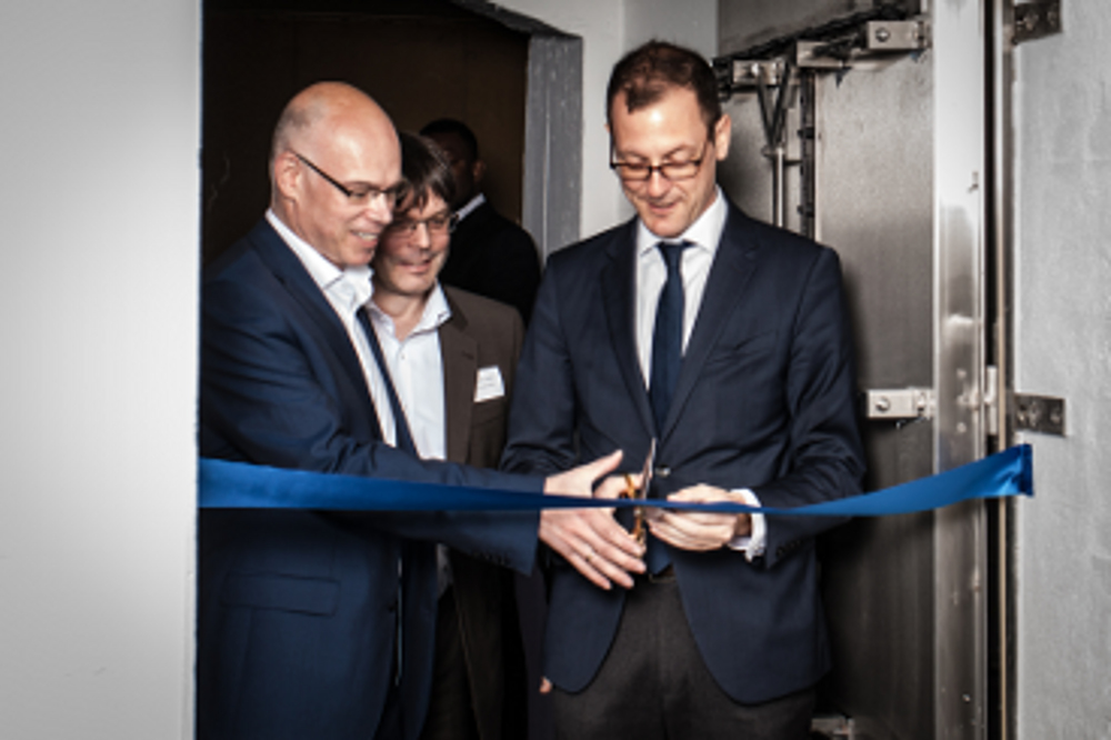 Bremens Senator für Wirtschaft Martin Günthner (r.) eröffnet mit CEO A. Dickehut ColocationIX (Bildq Bremens Senator für Wirtschaft Martin Günthner (r.) eröffnet mit CEO A. Dickehut ColocationIX (Bildq