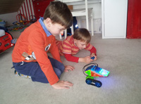 Tetsfamilie beim Spiel mit dem Mars Explorer Tetsfamilie beim Spiel mit dem Mars Explorer