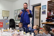 element-i Bildungsstiftung / Mitarbeiter erklären kindgerecht und spielerisch element-i Bildungsstiftung / Mitarbeiter erklären kindgerecht und spielerisch
