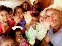 (Foto: S. Rau, hl-studios, Berlin): Die Kinder von „Heartkids-Home“ freuen sich über die Spenden