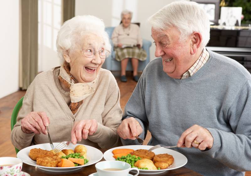 Senioren beim MIttagessen