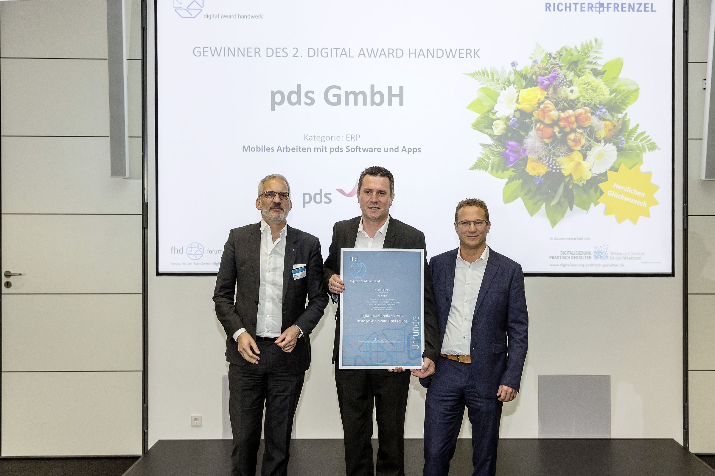 V.l.n.r: Wilhelm Schuster (R+F), AndréLorenz (pds) und Stefan Molter (Hahn) bei der Preisverleihung 