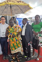 Eine königliche Delegation aus Ghana informiert sich am Stand der Dacher Systems GmbH. 