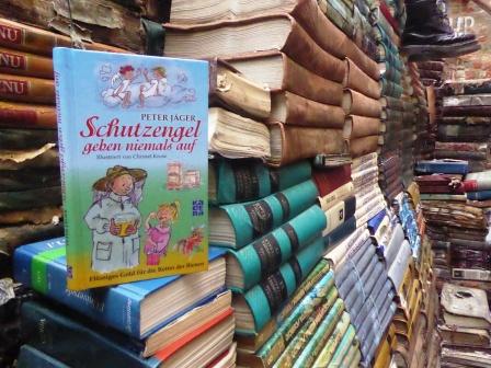 In der Buchhandlung& im Antiquariat"Acqua Alta" gibt es eine besondere Büchertreppe. ( In der Buchhandlung& im Antiquariat"Acqua Alta" gibt es eine besondere Büchertreppe. (