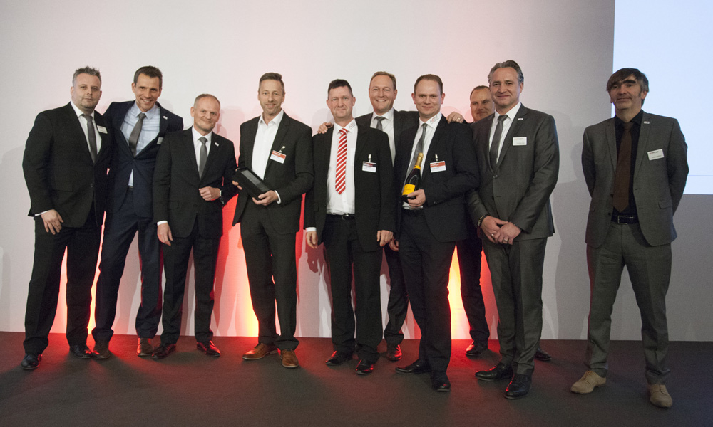 Thomas Passlack, Paul Kaiser (4./5.v.li), Thomas Blanke (4.v.re.) von Avanis und das Fortinet Team. 