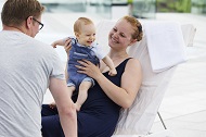 Familie genießt gemeinsamen Urlaub Familie genießt gemeinsamen Urlaub