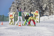 Familienspaß beim Skifahren Familienspaß beim Skifahren