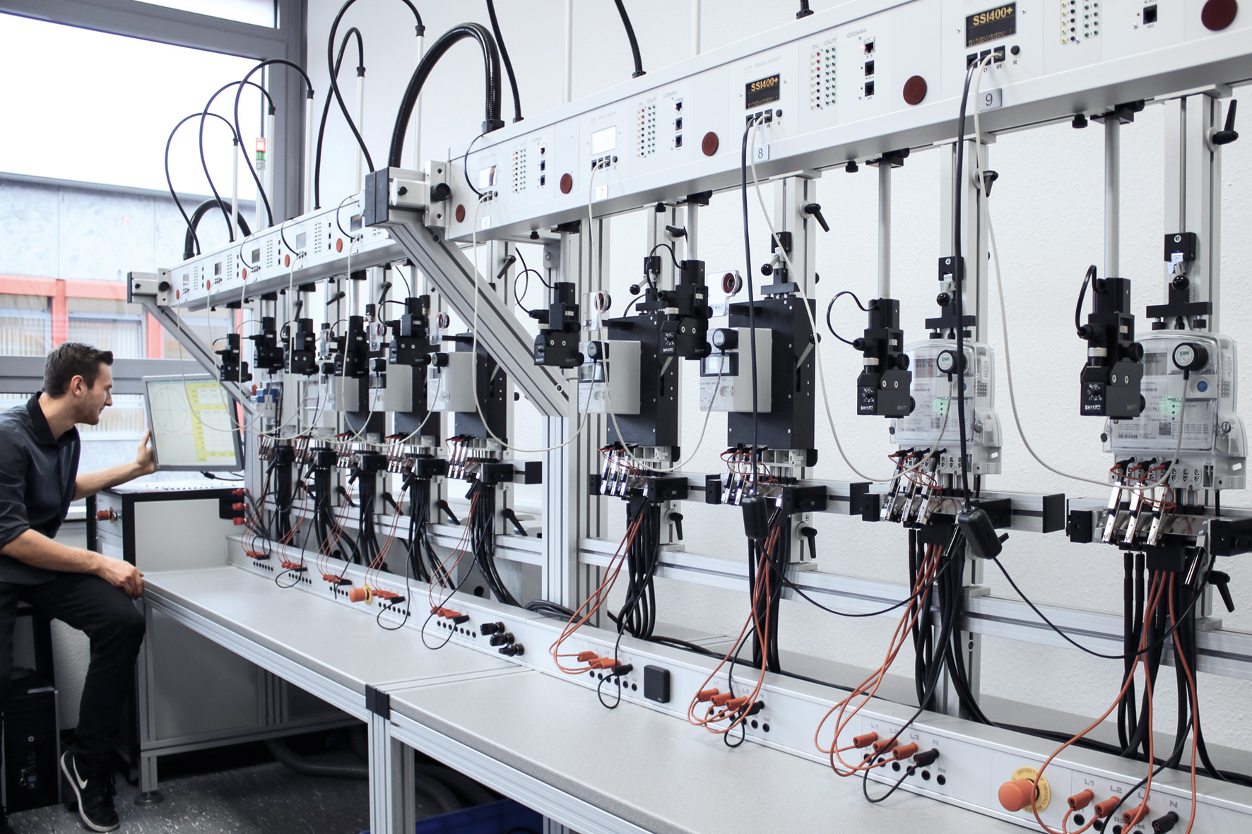 Die Prüfstelle ERP3 für Zähler und Messeinrichtungen in Maxdorf wurde auf zehn Prüfplätze erweitert. Die Prüfstelle ERP3 für Zähler und Messeinrichtungen in Maxdorf wurde auf zehn Prüfplätze erweitert.