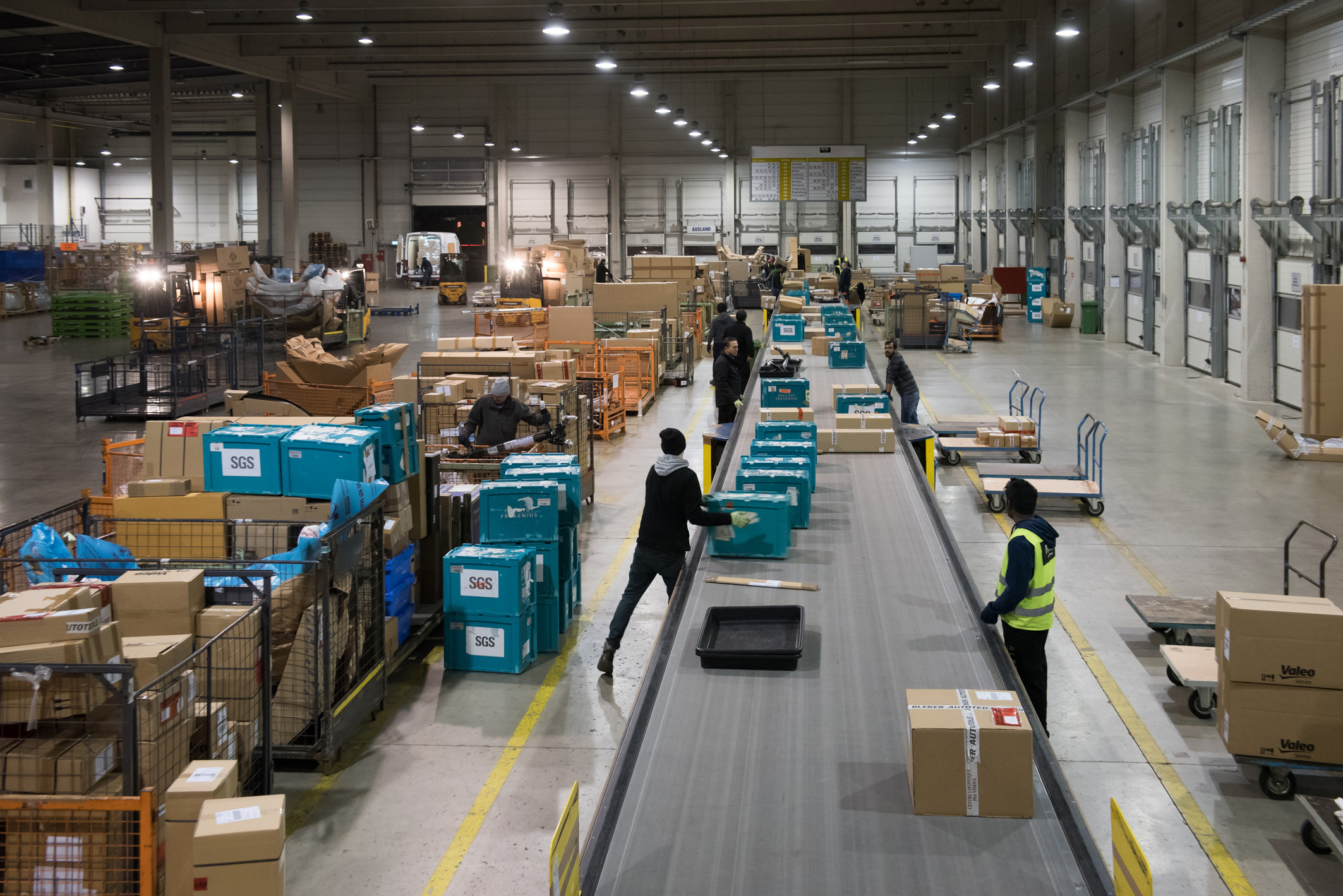 Jede Nacht werrden bei nox 160.000 Packstücke transportiert. Jede Nacht werrden bei nox 160.000 Packstücke transportiert.