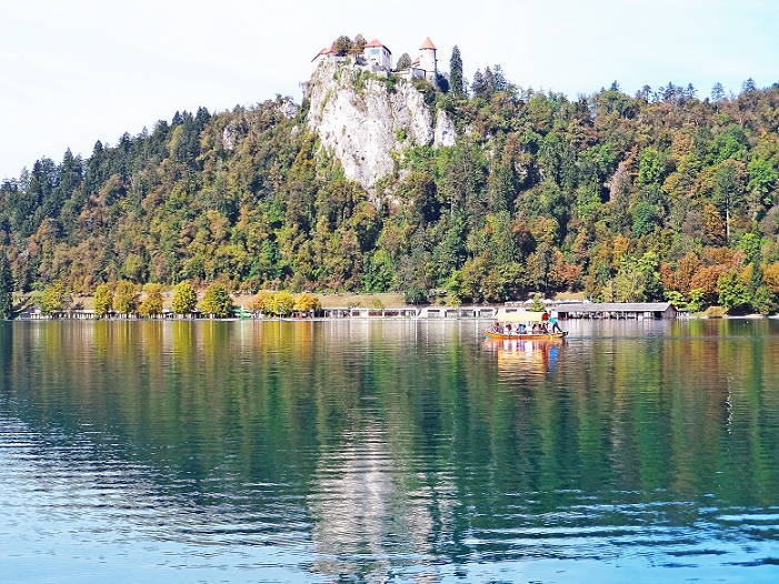 Bleder See mit der Burg auf dem Felsen. (Foto: presseweller)