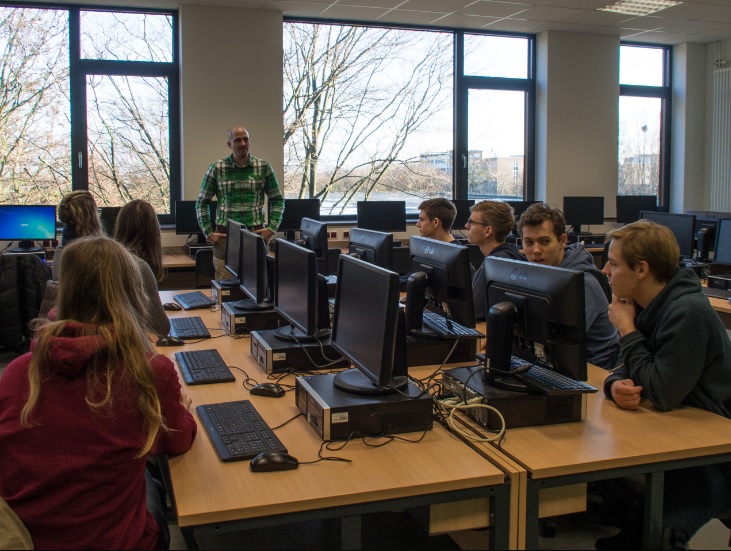 Arne Meindl beim IT-Workshop im Helmholtz-Gymnasium (Bildquelle: amcm)