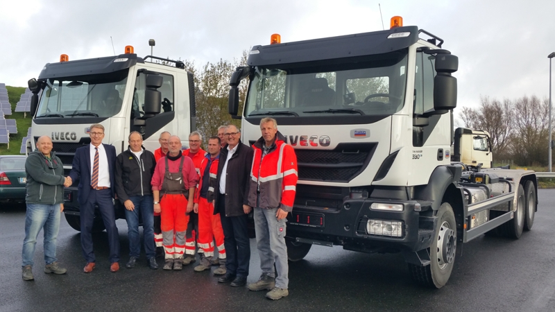 Die beteiligten Projektpartner bei derÜbergabe der Spezialfahrzeuge Die beteiligten Projektpartner bei derÜbergabe der Spezialfahrzeuge
