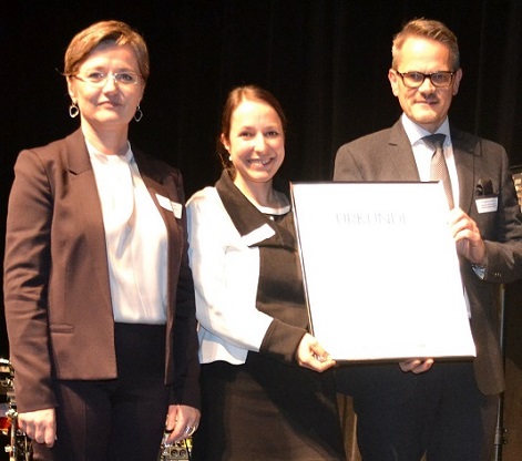 (v.li.) Laudatorin Karmen Strahonja, Dr. Mareike Martini, Wolfgang Dittmann. Foto: Franz Motzko (v.li.) Laudatorin Karmen Strahonja, Dr. Mareike Martini, Wolfgang Dittmann. Foto: Franz Motzko