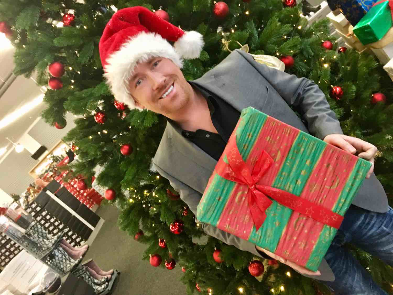 Mit großen Schuhen in Weihnachtsstimmung: Kay Zimmer, Chef von schuhplus - Schuhe inÜbergrößen