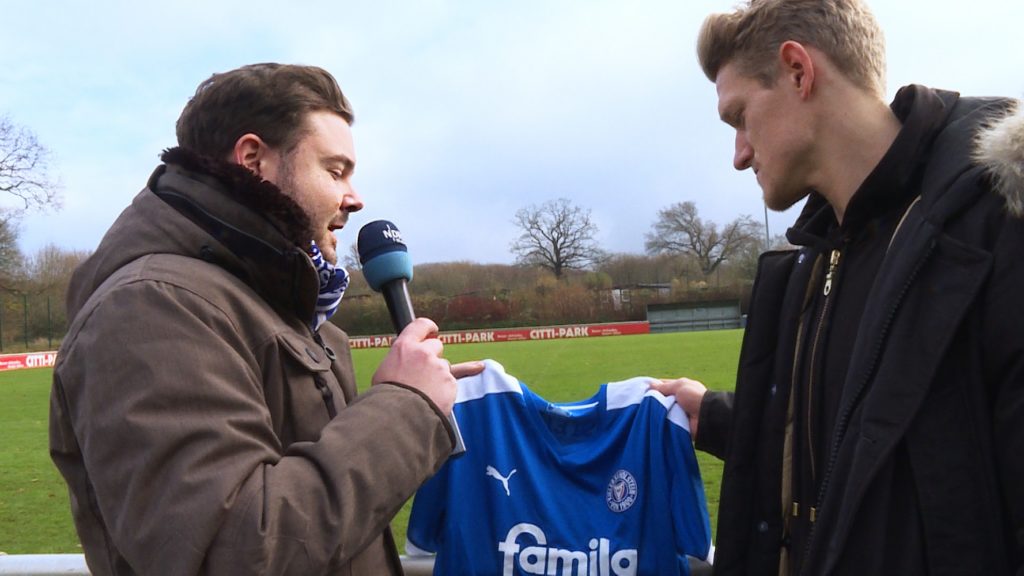 Moderator Pascal Hillgruber und der Fußballer Johannes van den Bergh _ Foto NDR