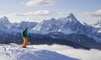 Skifahrer vor Bergpanorama Thurntaler © Foto Webhofer (Grandhotel Lienz)