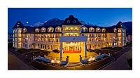 Aussenansicht frontal bei Nacht (Grandhotel Lienz)