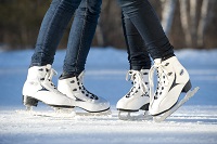 Paar beim Eislaufen Detail (Olang)