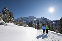 Paar bei Schneewanderung im Sonnenschein © TVB Kronplatz - Photo Helmuth Rier (Olang)