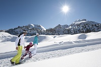 Familie bei Spaziergang im Schnee © TVB Kronplatz - Photo Helmuth Rier (Olang) Familie bei Spaziergang im Schnee © TVB Kronplatz - Photo Helmuth Rier (Olang)