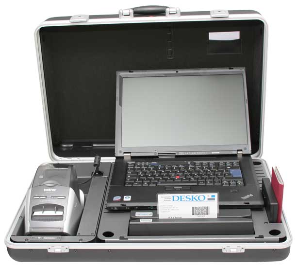 Fahndungskoffer der Bundespolizei mit integriertem Durchzugsleser von DESKO. Fahndungskoffer der Bundespolizei mit integriertem Durchzugsleser von DESKO.