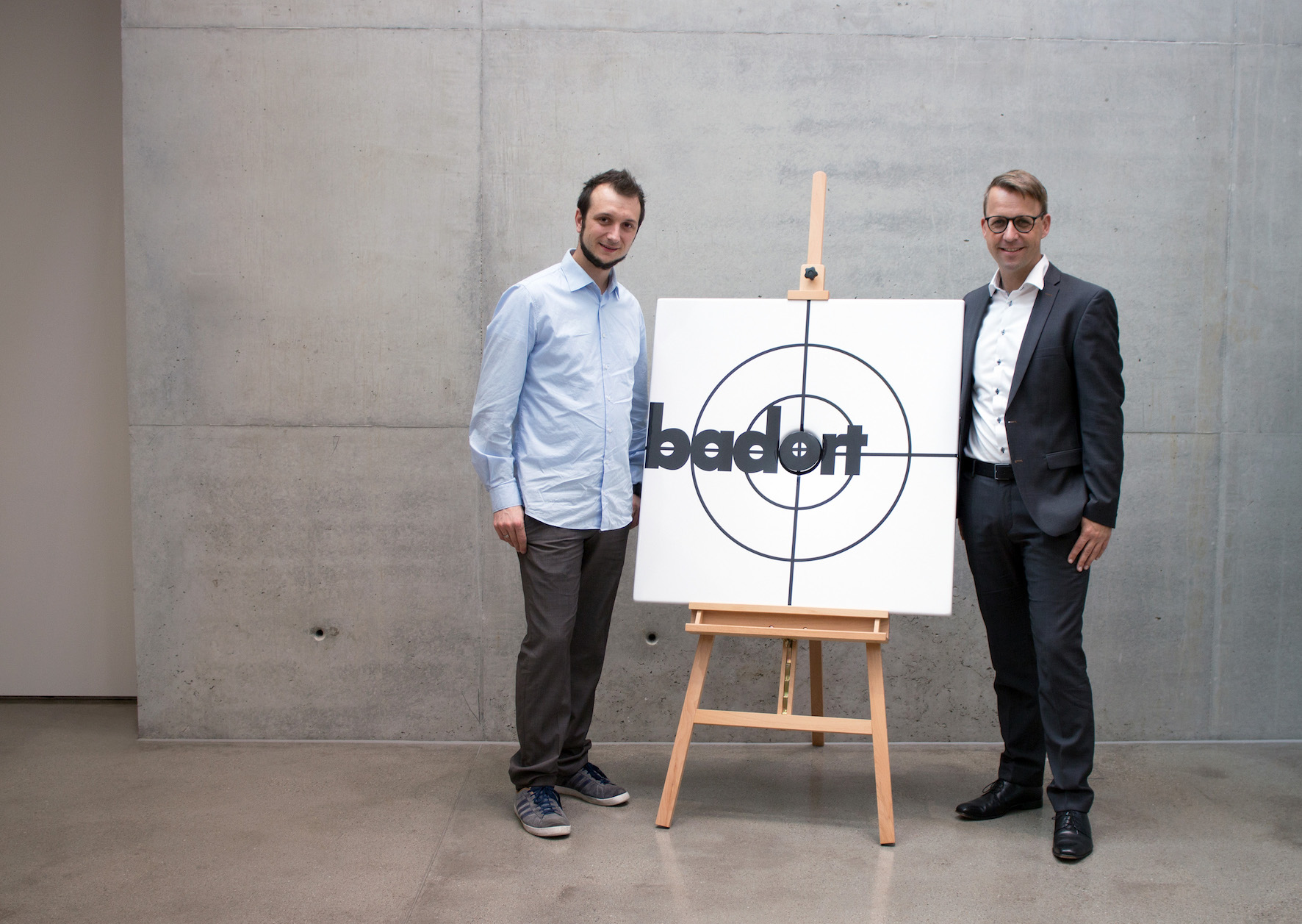 AndréKößler (li.) und Sven Rensinghoff mit dem Siegerentwurf?Badort?. AndréKößler (li.) und Sven Rensinghoff mit dem Siegerentwurf?Badort?.