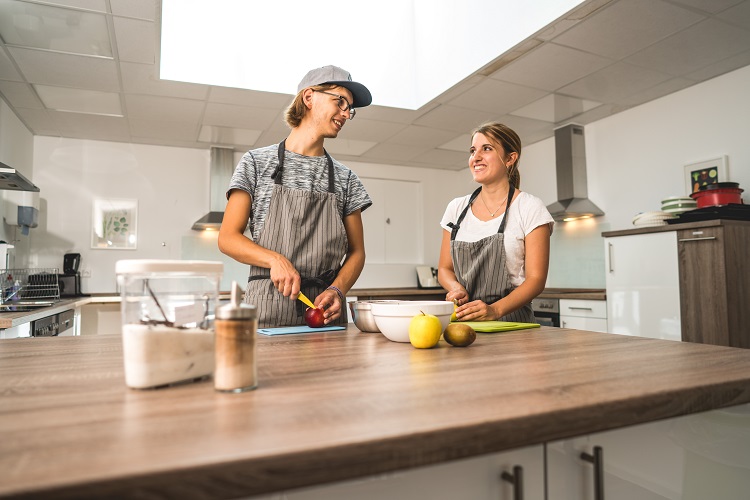Gruppenkochen als Teil des neuen Therapiekonzepts der Rhein-Jura Klinik für junge Erwachsene Gruppenkochen als Teil des neuen Therapiekonzepts der Rhein-Jura Klinik für junge Erwachsene