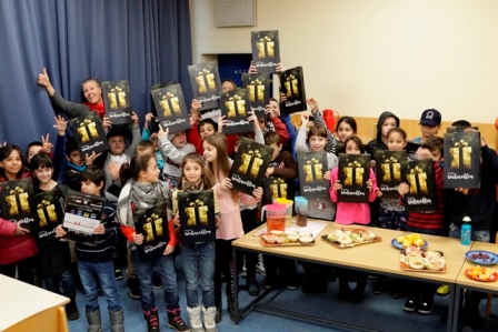 Strahlende Kinder bei derÜbergabe der Edenred-Adventskalender