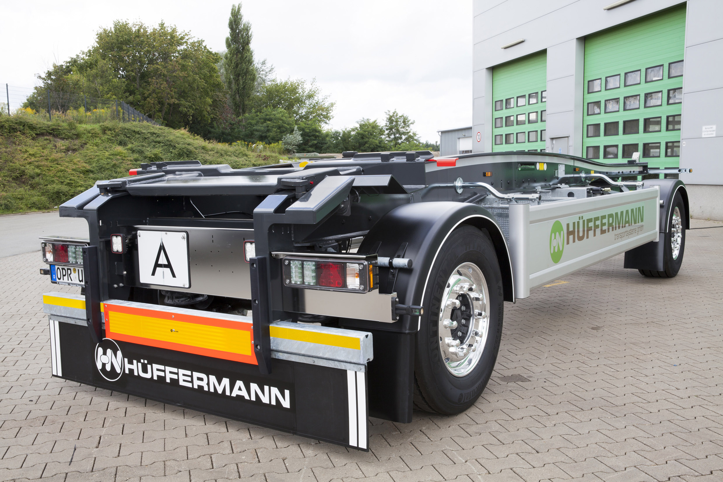 Durch gewölbte Längsträger wird dasÜberladen des Containers lärmärmer.