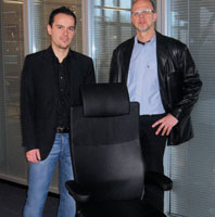 viasit-Marketingchef Schmeer (links), Designer Umland und der preisgekrönte toro. viasit-Marketingchef Schmeer (links), Designer Umland und der preisgekrönte toro.