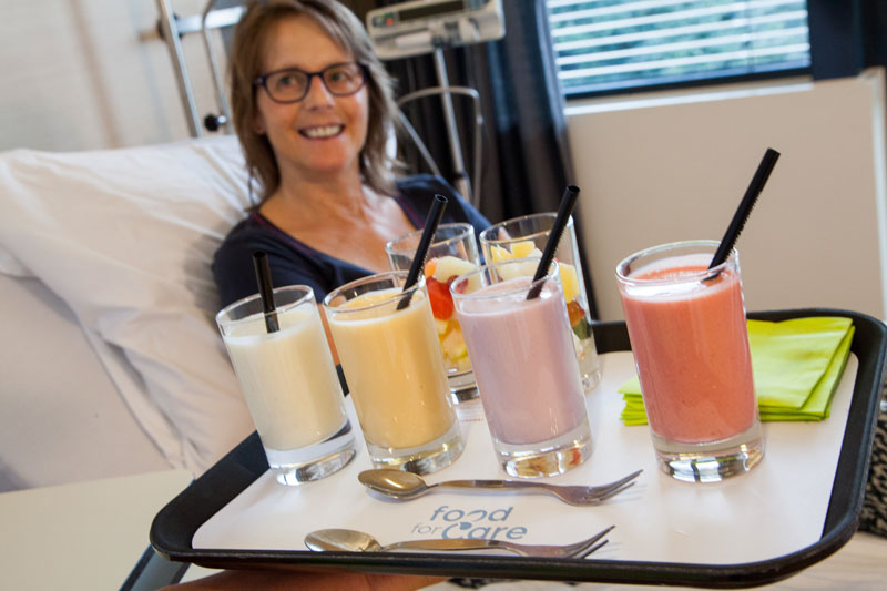 „FoodforCare“ besteht aus frisch zubereiteten Gerichten wie Salaten, Suppen, Snacks, warmen Speisen „FoodforCare“ besteht aus frisch zubereiteten Gerichten wie Salaten, Suppen, Snacks, warmen Speisen