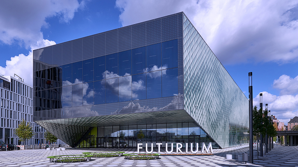 Das modulare Fassadensystem am Berliner Futurium besteht aus vorgefertigten Glas-Metallkassetten (Bi Das modulare Fassadensystem am Berliner Futurium besteht aus vorgefertigten Glas-Metallkassetten (Bi