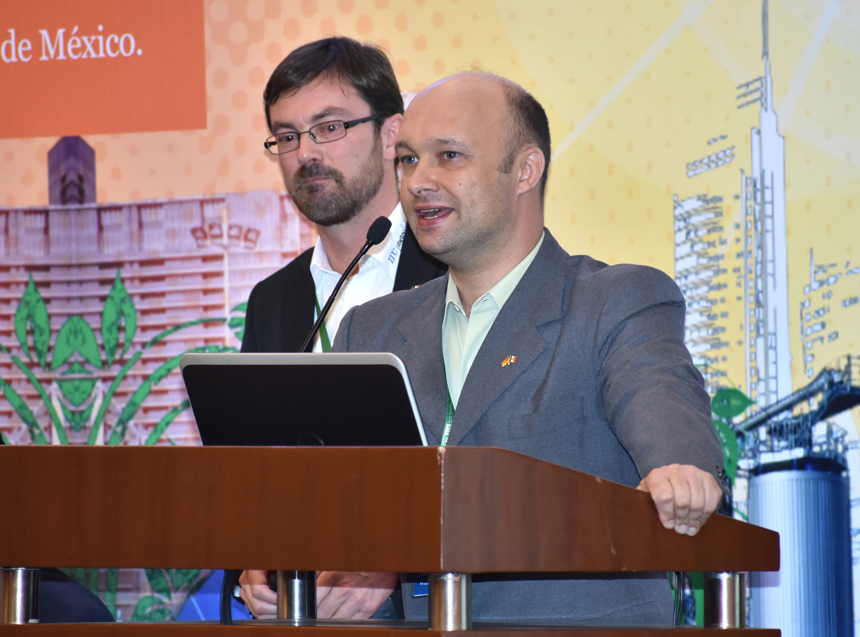Alexander Wolf (r.), meteocontrol Central America, und Roland Burger (l.) von meteocontrol GmbH. (Bi