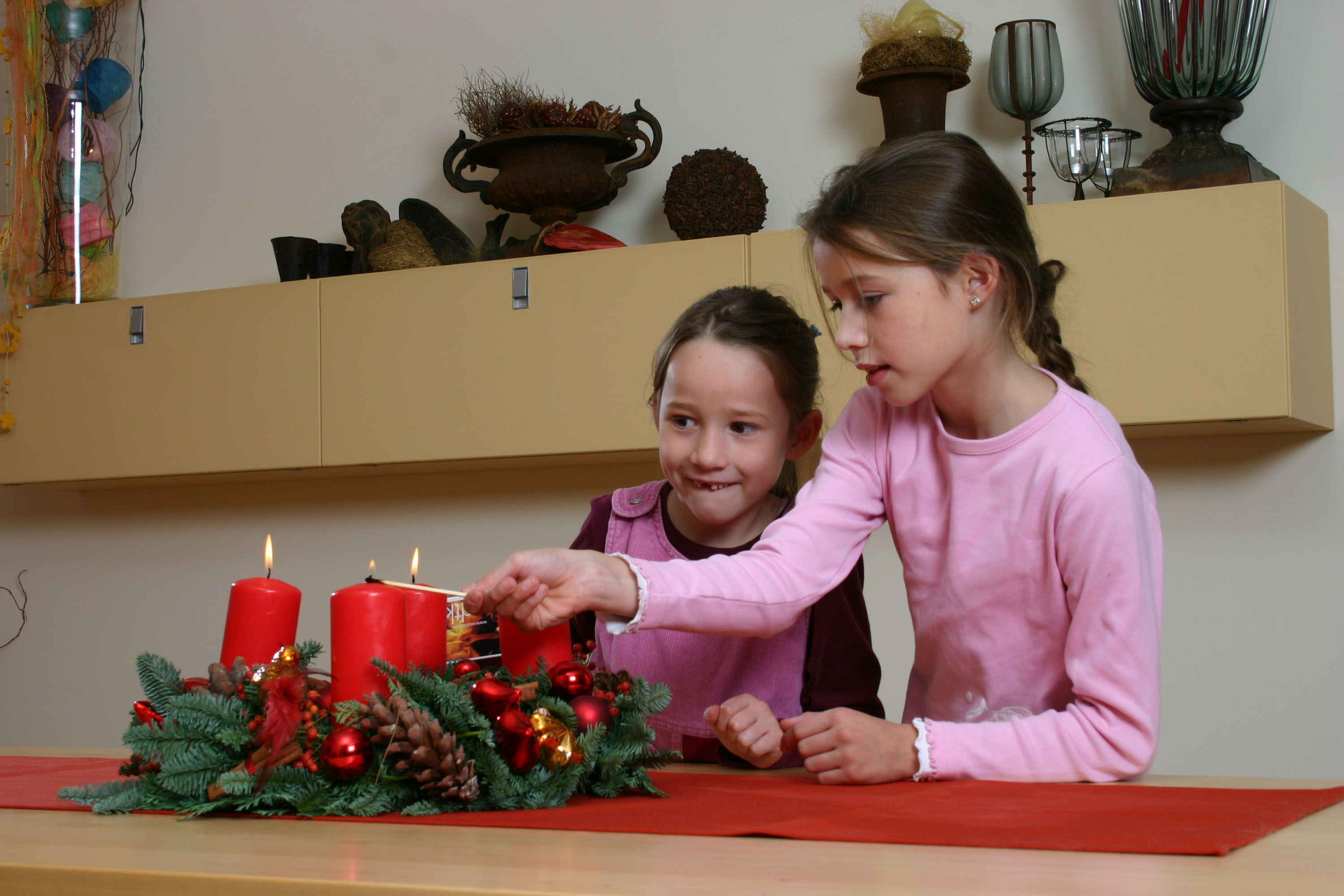 Damit es in der Adventszeit gemütlich bleibt, sind einige einfache Vorsichtsmaßnahmen zum Vermeiden