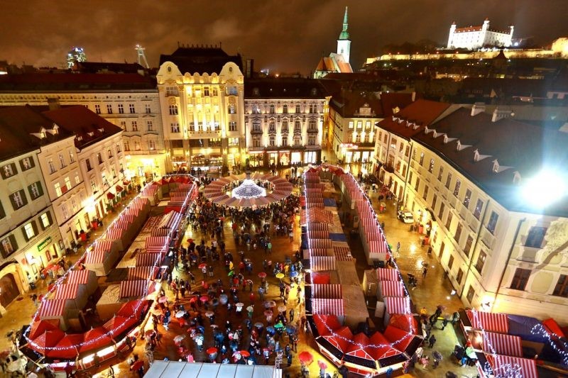 Weihnachtsmarkt am Hauptplatz in Bratislava Weihnachtsmarkt am Hauptplatz in Bratislava