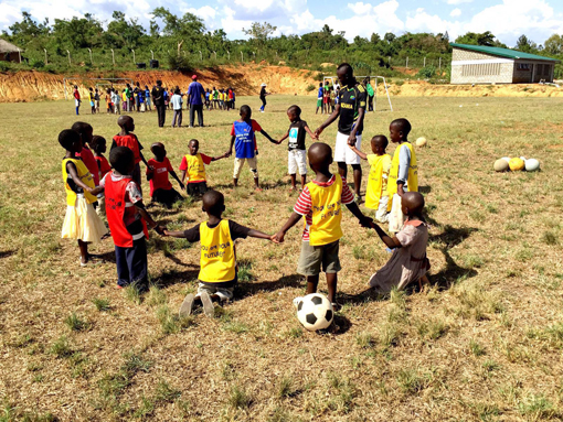 (Foto. Sauti Kuu, Verticas) Kinder in Kenia beim Sport (Foto. Sauti Kuu, Verticas) Kinder in Kenia beim Sport