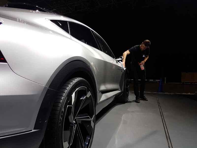 OLYMP-Mitarbeiter bei Pflegearbeiten auf der Tokyo Motor Show (Foto: OLYMP, frei zur Veröffentlichun